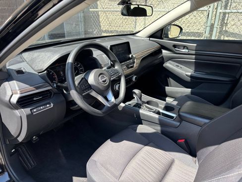 Used 2025 Nissan Altima 2.5 SV FWD image 34