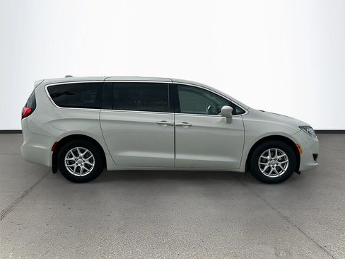 Used 2020 Chrysler Pacifica Touring image 8
