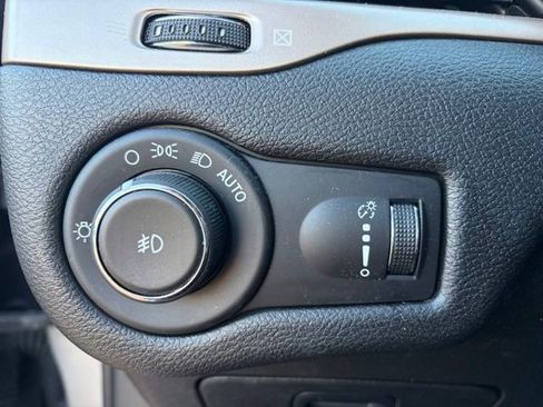 Used 2018 Jeep Cherokee Latitude w/ Altitude Package image 19