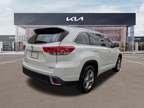 Used 2019 Toyota Highlander Limited FWD image 4