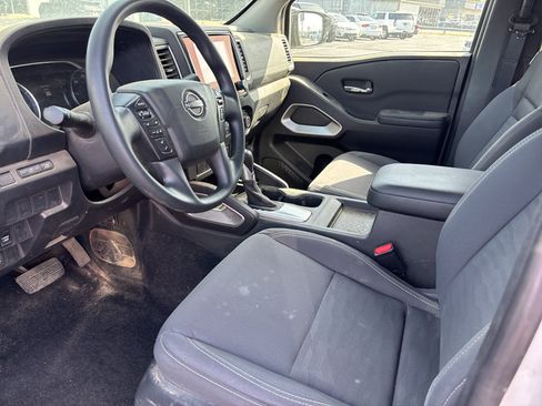 Used 2024 Nissan Frontier SV RWD image 3