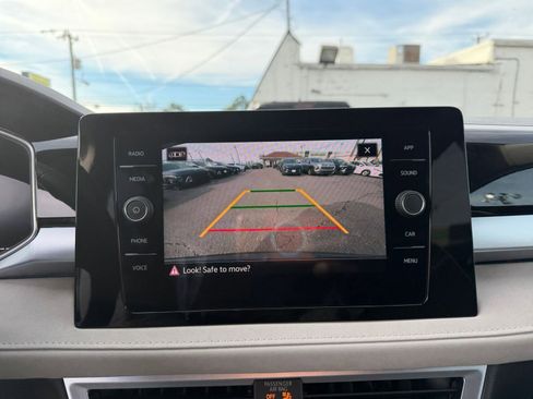 Used 2025 Volkswagen Taos SE image 17