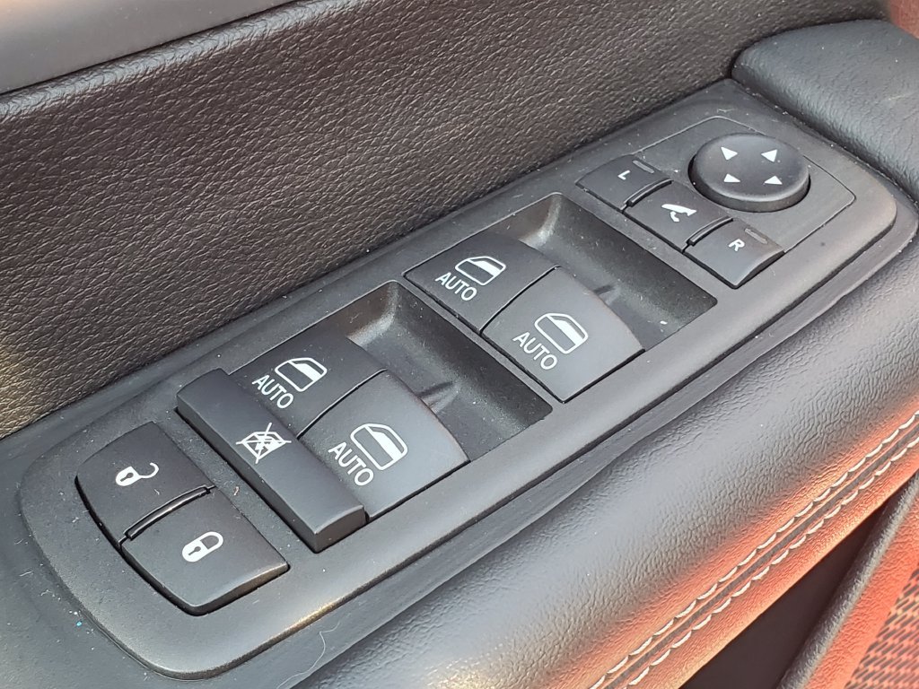 Used 2025 Chrysler Pacifica Limited AWD/4WD image 21