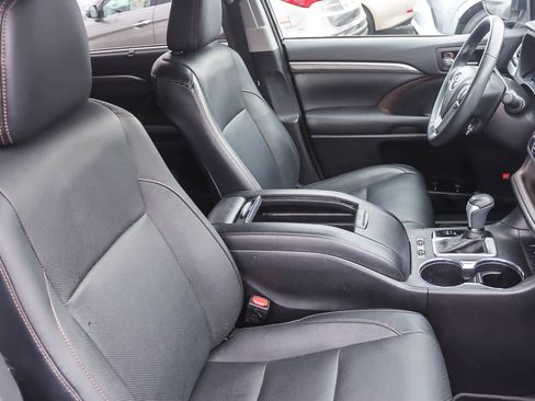 Used 2018 Toyota Highlander Limited image 16