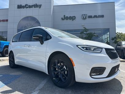 New 2026 Chrysler Pacifica Limited w/ Uconnect Theater Family Group