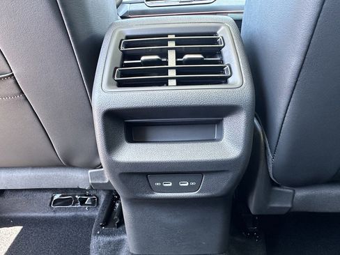 New 2025 Volkswagen Tiguan SE image 7