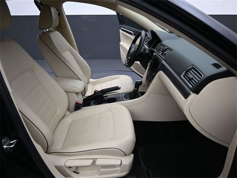 Used 2018 Volkswagen Passat 2.0T image 12