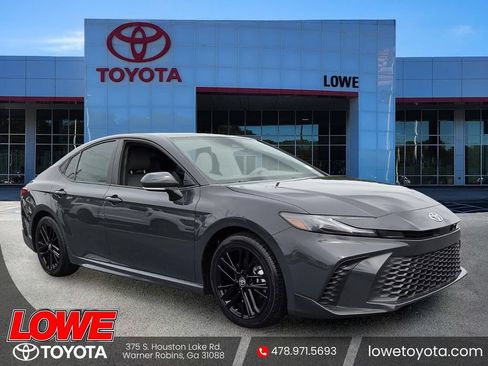Used 2025 Toyota Camry SE FWD image 1