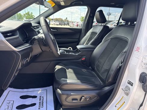 Used 2025 Jeep Grand Cherokee Altitude AWD/4WD image 4