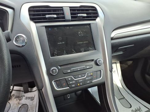 Used 2018 Ford Fusion SE w/ Fusion SE Technology Package image 17