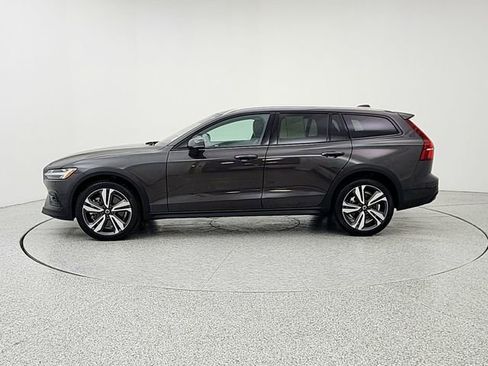 Used 2025 Volvo V60 B5 Cross Country Plus AWD/4WD image 8
