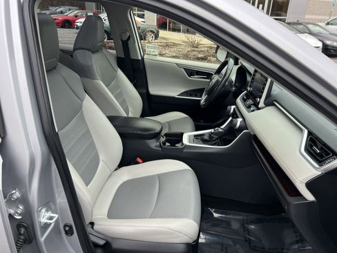 Used 2019 Toyota RAV4 Limited image 27