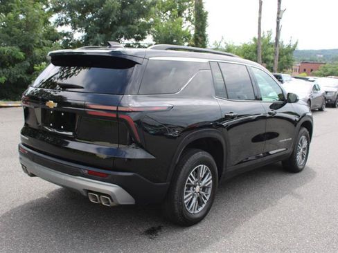 Used 2026 Chevrolet Traverse LT FWD image 8