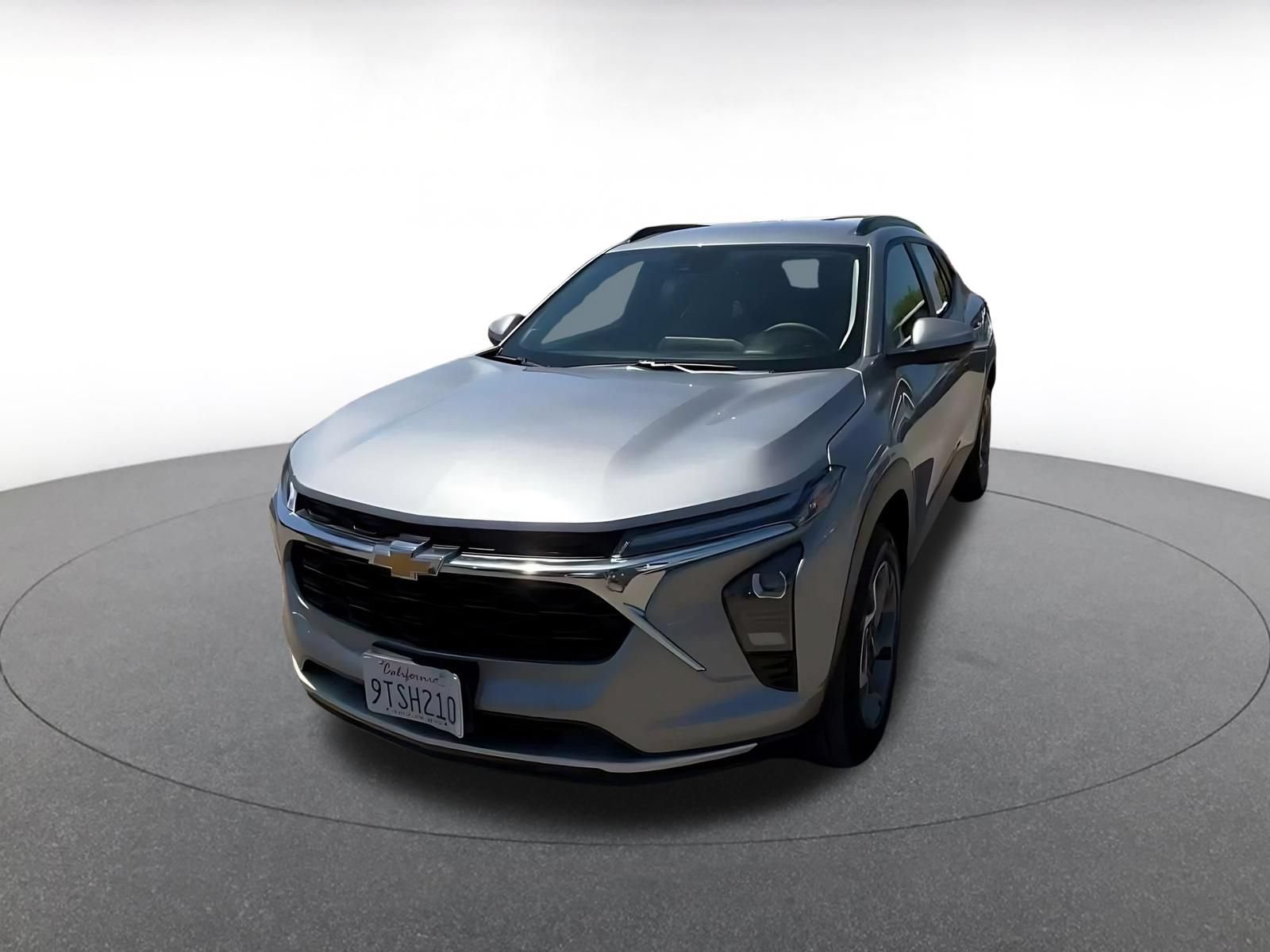 Used 2025 Chevrolet Trax LT FWD image 6