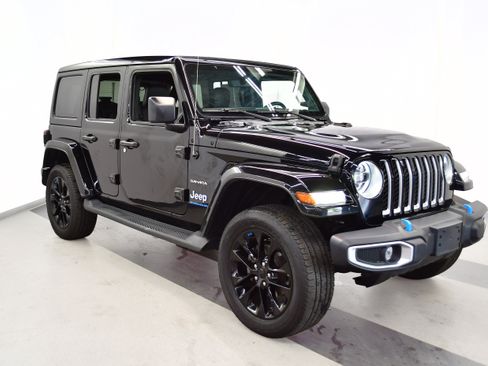Used 2023 Jeep Wrangler Unlimited Sahara w/ Cold Weather Group AWD/4WD image 2