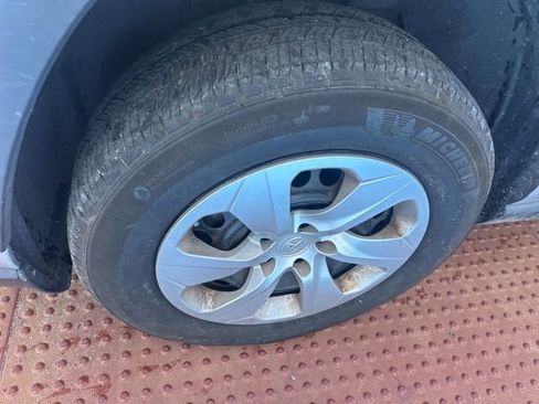 Used 2019 Toyota RAV4 LE FWD image 9