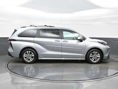 Used 2025 Toyota Sienna XLE w/ XLE Plus Package AWD/4WD image 7