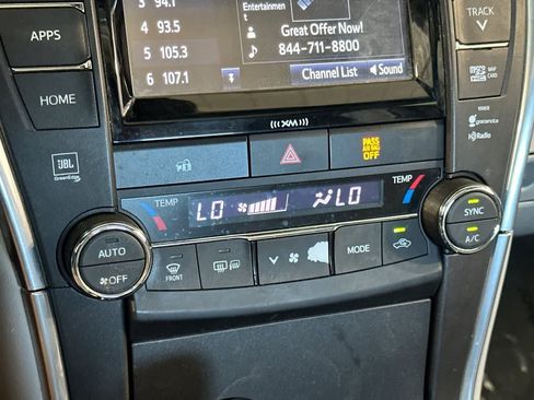Used 2017 Toyota Camry XLE w/ Moonroof Package FWD image 19