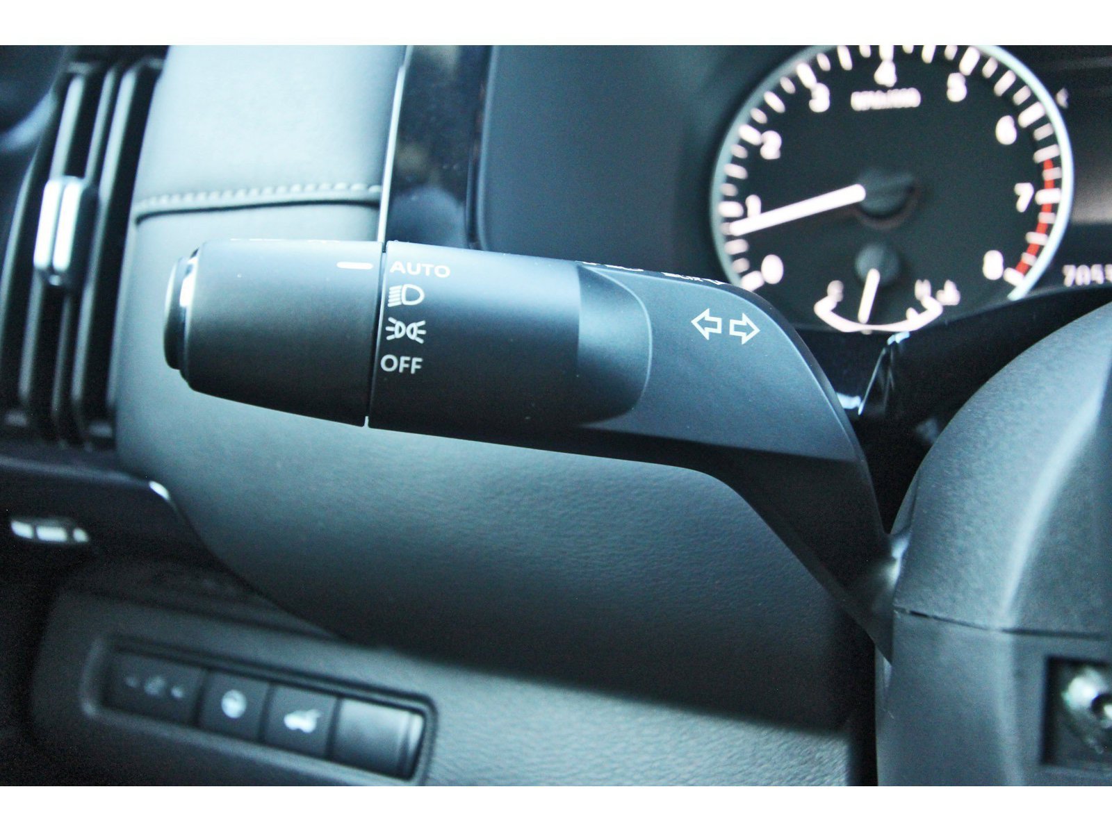Certified 2025 Nissan Pathfinder SV w/ SV Premium Package FWD image 22