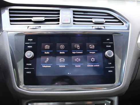 Used 2018 Volkswagen Tiguan SE image 18