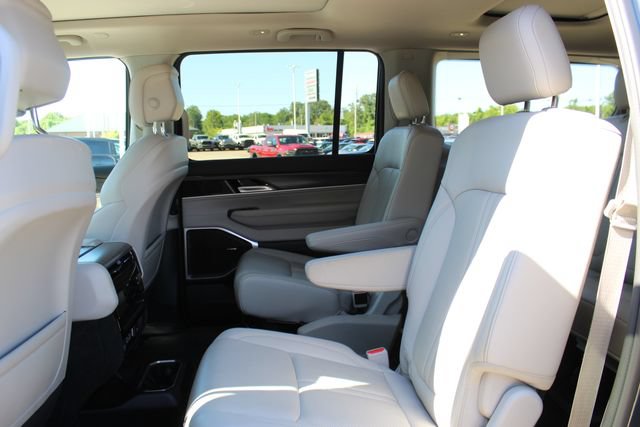 Used 2023 Jeep Wagoneer Series II w/ Premium Group I AWD/4WD image 30