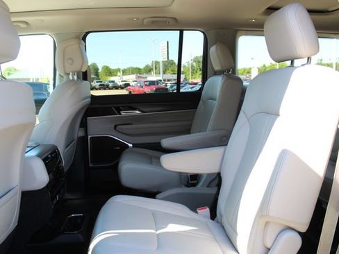 Used 2023 Jeep Wagoneer Series II w/ Premium Group I AWD/4WD image 30