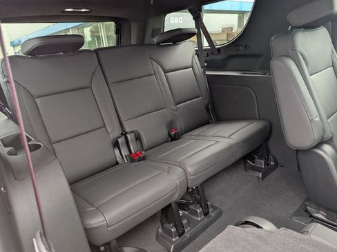 Used 2022 Chevrolet Suburban LT w/ Luxury Package AWD/4WD image 6