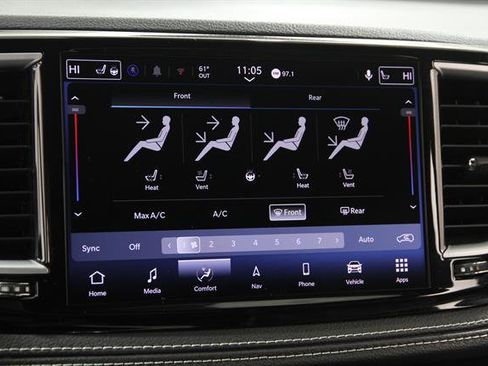 Used 2025 Chrysler Pacifica Limited image 11