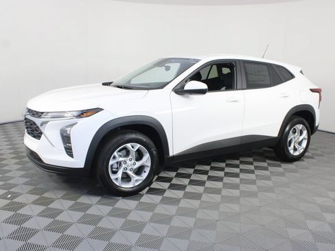 New 2026 Chevrolet Trax LS w/ LS Convenience Package FWD image 2