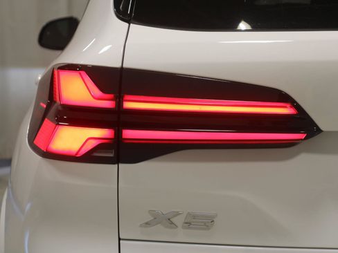Used 2025 BMW X5 xDrive40i w/ M Sport Package AWD/4WD image 34
