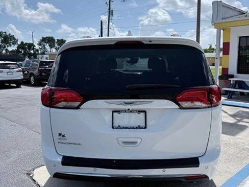 Used 2019 Chrysler Pacifica Touring-L Plus w/ Advanced Safetytec Group FWD image 5