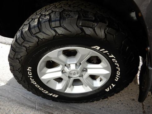 Used 2018 Toyota 4Runner SR5 AWD/4WD image 23