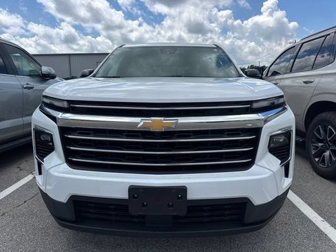 Used 2025 Chevrolet Traverse LT FWD image 2