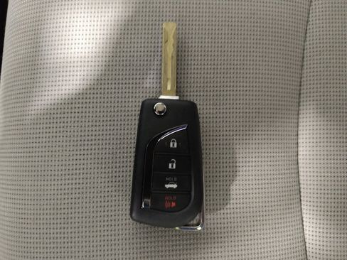 Used 2021 Toyota Corolla LE w/ Carpet Mat Package (TMS) image 32