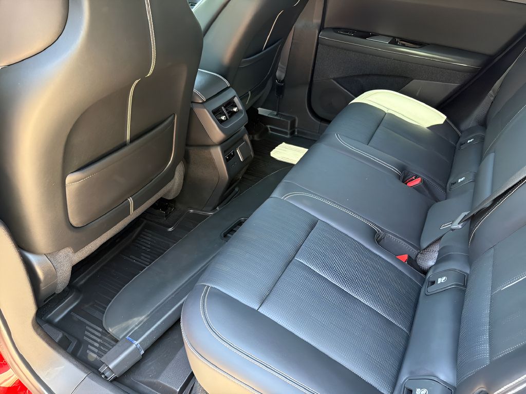Certified 2025 Cadillac Optiq Sport 2 w/ LPO, Floor Liner Package AWD/4WD image 43