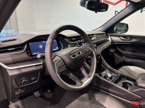 Used 2024 Jeep Grand Cherokee Altitude image 9