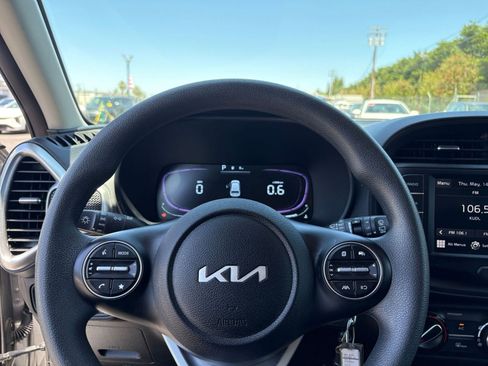 Used 2025 Kia Soul LX w/ LX Technology Package FWD image 25
