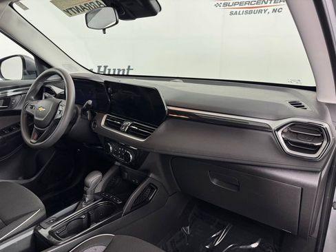Used 2025 Chevrolet TrailBlazer LT AWD/4WD image 35