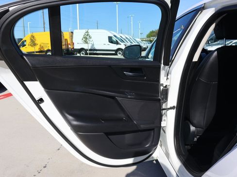 Used 2019 Jaguar XE Premium image 22