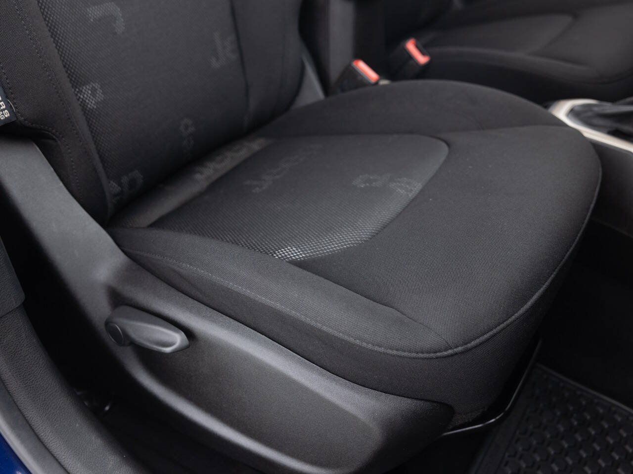 Used 2016 Jeep Renegade Latitude FWD image 25