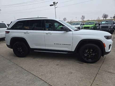 Used 2024 Jeep Grand Cherokee Altitude image 12