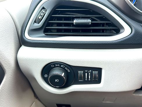 Used 2022 Chrysler Pacifica Touring-L image 36