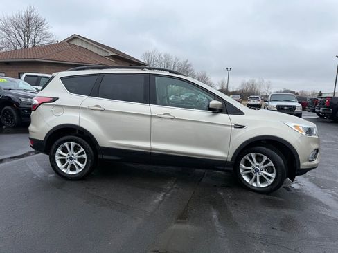 Used 2018 Ford Escape SE w/ Ford Safe & Smart Package image 4