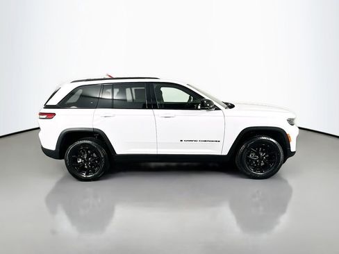 New 2025 Jeep Grand Cherokee Altitude image 8