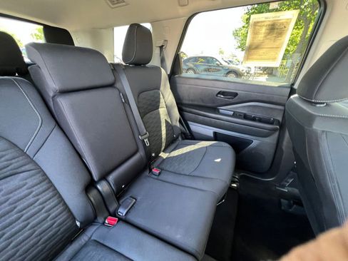 Used 2025 Nissan Pathfinder SV image 39