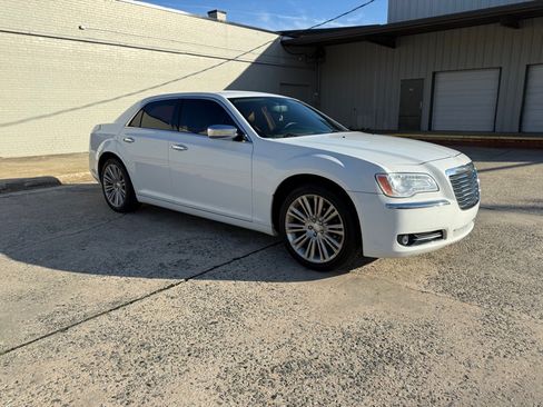 Used 2011 Chrysler 300 Limited RWD image 4