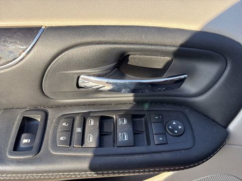 Used 2016 Chrysler Town & Country Touring image 16