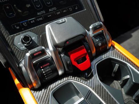 Used 2022 Lamborghini Urus image 43