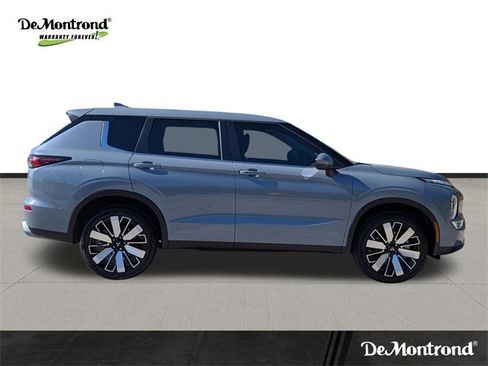 New 2025 Mitsubishi Outlander SE image 4