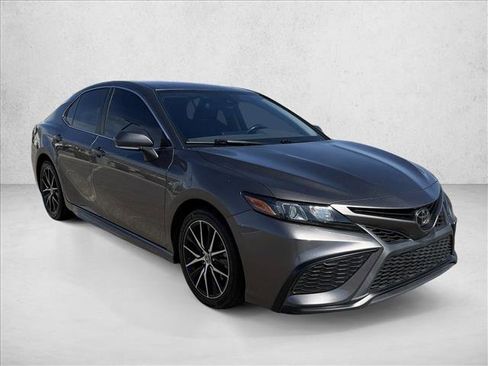 Used 2023 Toyota Camry SE image 3